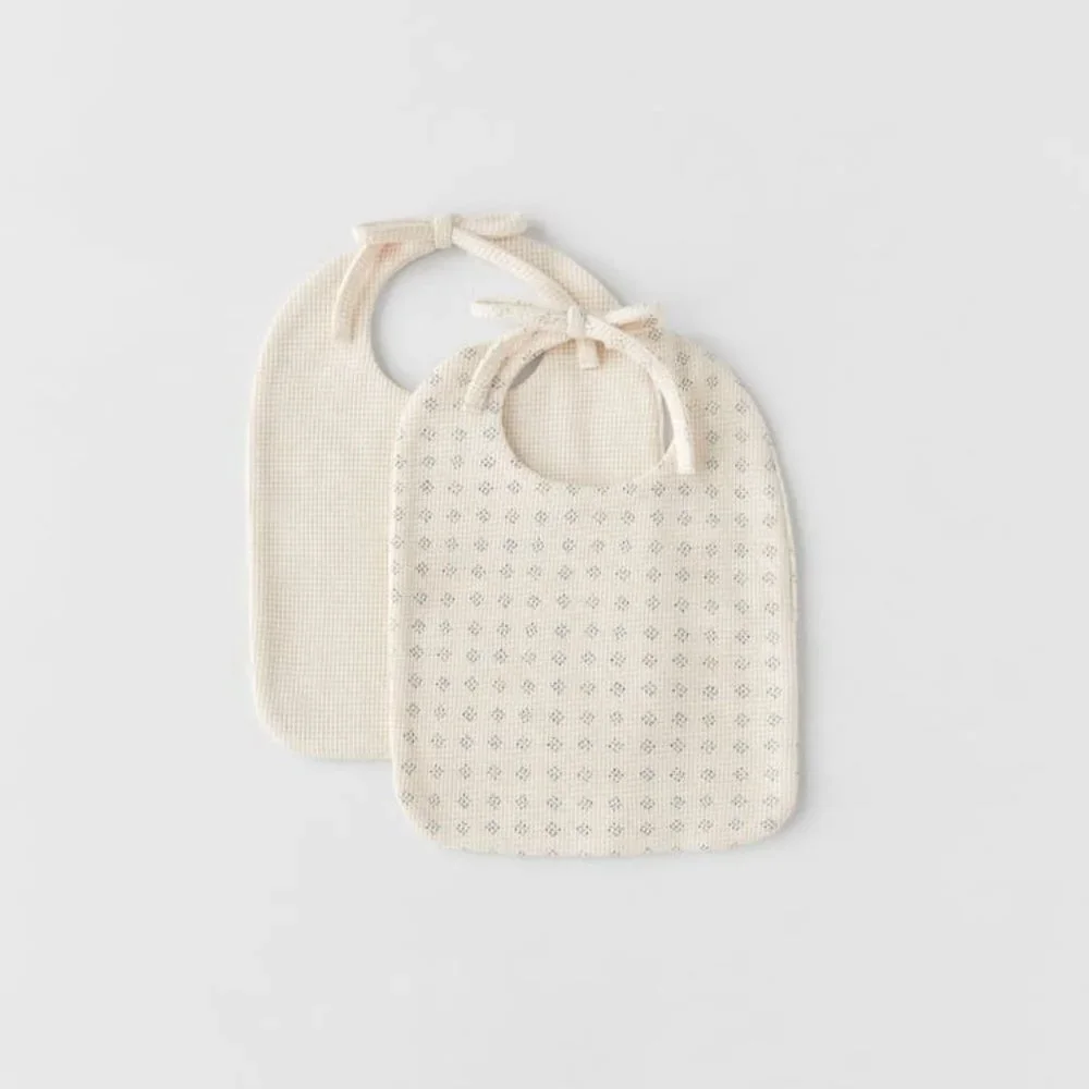 ZARA TWO PACK OF GEOMETRIC BIBS CRUDE SIZE | 4174/518/ 712